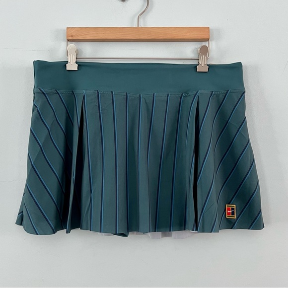 NWT Nike Club Dri-Fit Pleated Standard Fit Green Stripe Golf Skort - Picture 3 of 9